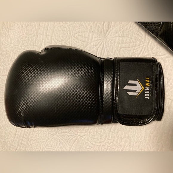New set of black boxing gloves with hand wraps - Picture 6 of 7